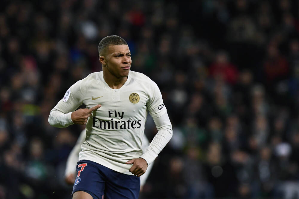 19岁女儿两次狂打妈妈: 我打碎的是镜子, 而你打碎的是我